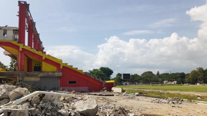 PEMBANGUNAN STADION GHAS- Penampakan kondisi Stadion Haji Agus Salim Padang, Minggu (9/8/2026). Sejumlah tribun sudah rata dengan tanah dalam proses pembongkaran stadion.