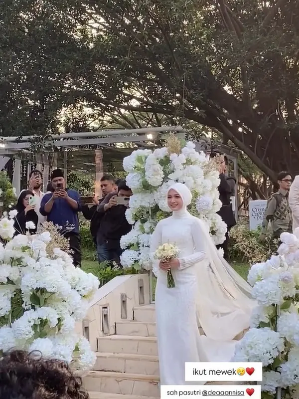 Dea Annisa pakai dress putih dan hijab di hari pernikahannya © instagram.com/melatiinkai