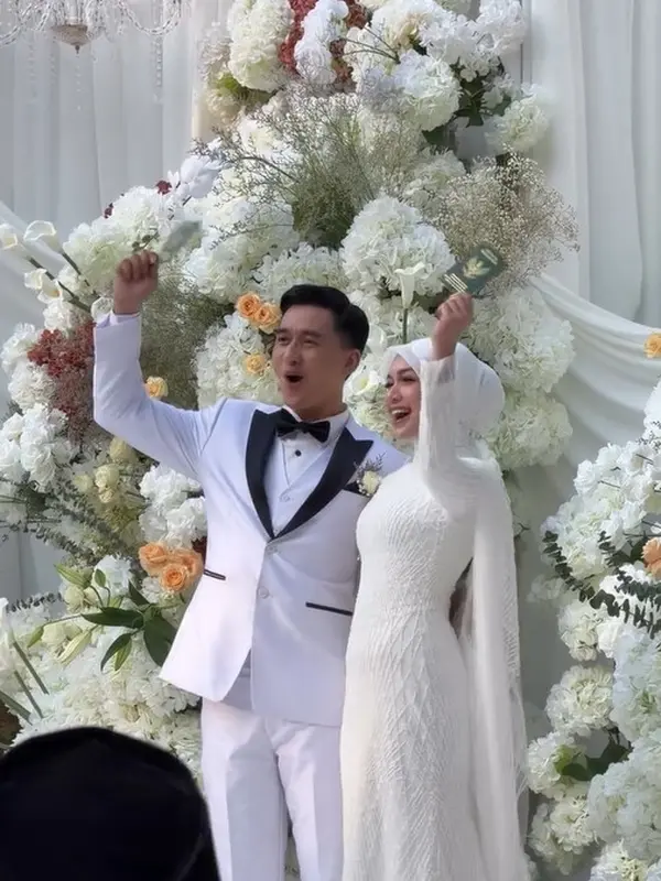 Dea Annisa dan Mazaki pamer buku nikah © instagram.com/verlizatasha