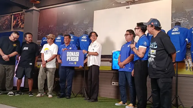 Persib Bandung kembali menghadirkan cara yang tidak biasa dalam memperkenalkan pemain barunya. Kini, manajemen Persib memperkenalkan bek asal Kroasia, Danijel Loncar, melalui kegiatan yang dirangkaikan dengan aksi sosial. (Bola.com/M. Faqih)