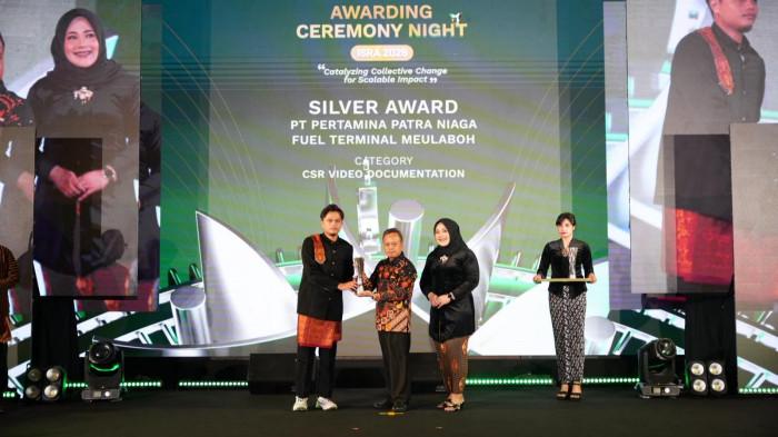PENGHARGAAN- Pertamina Patra Niaga Regional Sumbagut meraih tujuh penghargaan dalam ajang Indonesia Social Responsibility Award (ISRA) 2026 di Surakarta, Kamis (6/8/2026). Penghargaan tersebut menjadi bentuk apresiasi atas komitmen perusahaan menjalankan program TJSL yang berdampak bagi masyarakat dan lingkungan.