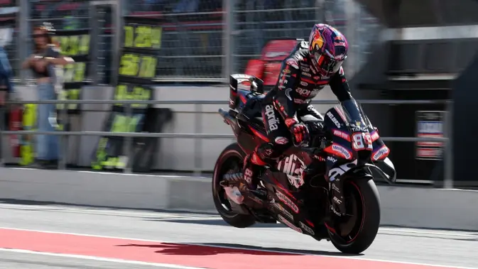 Jorge Martin dari Tim Aprilia Racing memeriksa rem motornya saat meninggalkan pit selama sesi latihan bebas kedua di Grand Prix MotoGP Catalunya di sirkuit Catalunya di Montmelo, dekat Barcelona, ​​pada 16 Mei 2026. (Lluis GENE/AFP)