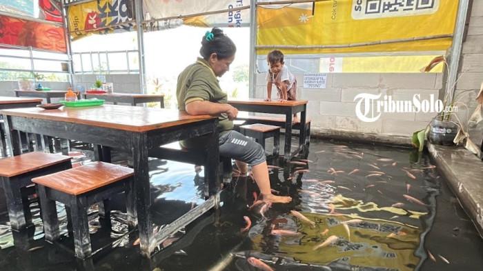 KULINER KLATEN - Warung Soto dan Sop Mbak Mintol, sajikan warung soto dengan konsep kolam ikan di Dukuh Prayan, Desa Planggu, Kecamatan Trucuk, Kabupaten Klaten, Jumat (7/8/2026).