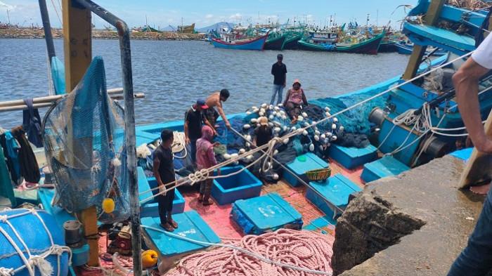 TPI LAMPULO - Aktivitas nelayan di Tempat Pelelangan Ikan (TPI) Lampulo yang berada di bawah kawasan Pelabuhan Perikanan Samudera (PPS) Lampulo, terletak di Gampong Lampulo, Kecamatan Kuta Alam, Kota Banda Aceh. Foto direkam Minggu 9 Agustus 2026