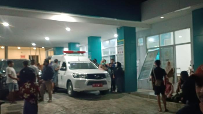 RSUD KOTAMOBAGU - Suasana di RSUD Kota Kotamobagu, Kelurahan Pobundayan, Kecamatan Kotamobagu Selatan, tempat para korban tabrakan maut di Kelurahan Upai, Kecamatan Kotamobagu Utara, Kota Kotamobagu, Provinsi Sulawesi Utara (Sulut), mendapatkan penanganan medis, tampak ramai pada Minggu (9/8/2026) malam. Peristiwa tabrakan maut mobil drag race ini menelan 6 korban meninggal dunia. Hingga Minggu malam pukul 21.00 Wita, enam korban dinyatakan meninggal dunia di dua rumah sakit tersebut.