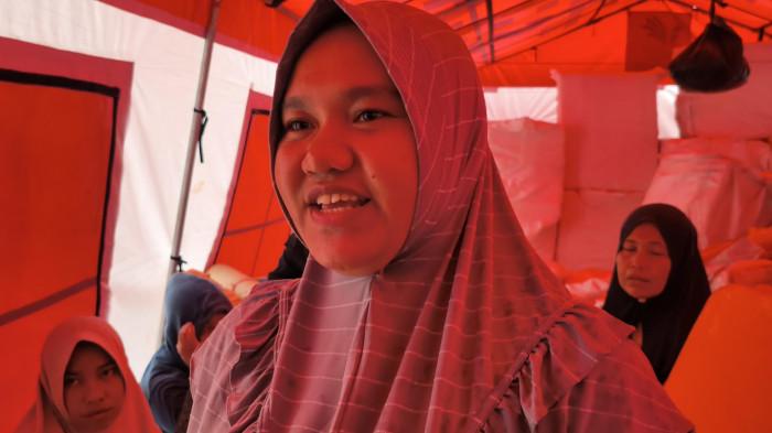 BENCANA PADANG- Korban bencana susulan, Novia Safitri (33) saat memberikan keterangan di tenda darurat, Lapau Munggu, Kecamatan Kuranji, Kota Padang, Minggu (9/8/2026). Novia Safitri mengatakan alasannya tidak ingin pindah dan memilih menetap di tenda darurat lantaran jauh dari akses pendidikan anaknya.
