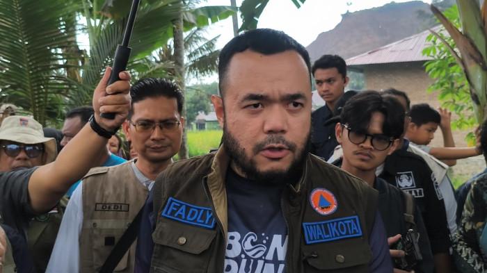 BENCANA DI PADANG- Walikota Padang, Fadly Amran saat memberikan keterangan di Lapau Munggu, Kecamatan Kuranji, Kota Padang, Minggu (9/8/2026). Kata dia, penanganan hulu sungai menjadi prioritas pascabencana susulan masih mengancam.