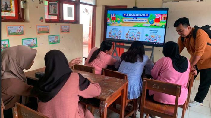 SOSIALISASI - Fredika, lulusan STKIP PGRI Trenggalek memberi sosialisasi aplikasi buatannya pada wali murid. Guru Relawan di SDN 2 Gandusari itu menciptakan Aplikasi Segarda versi 1.0. Aplikasi ini memuat materi dari lima mata pelajaran.