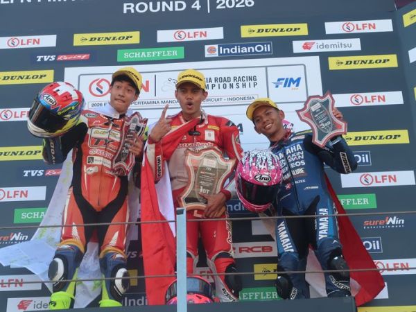 Podium ARRC MANDALIKA 2026 KELAS AP250, Fadhil Musyavi (Yamaha Racing Indonesia) podium ketiga dan Irfan Ardiansyah (tengah) podium pertama.
