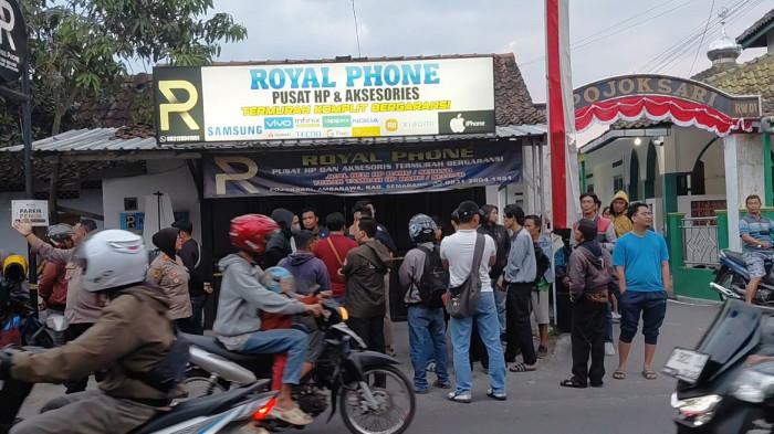 BERKERUMUN - Sejumlah masyarakat berkerumun di konter telepon seluler Royal Phone di RT 5 RW 1 Kelurahan Pojoksari, Kecamatan Ambarawa, Kabupaten Semarang, yang diduga menjadi lokasi perampokan, Kamis (6/8/2026). 