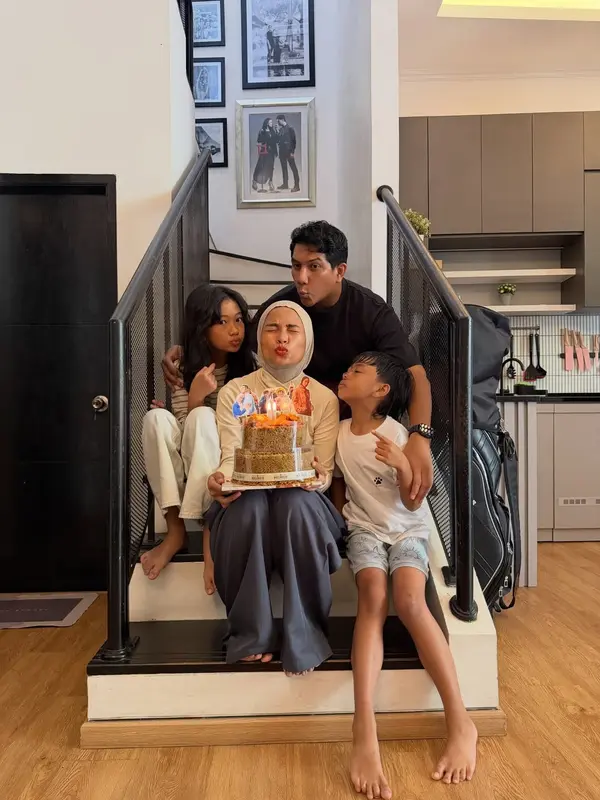 Tantri Syalindri pegang kue ulang tahun duduk di tangga © instagram.com/ardahatna