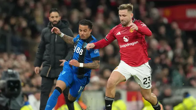 Luke Shaw berduel dengan Justin Kluivert di laga Manchester United vs Bournemouth, Selasa (16/12/2025) (AP Photo/Jon Super)