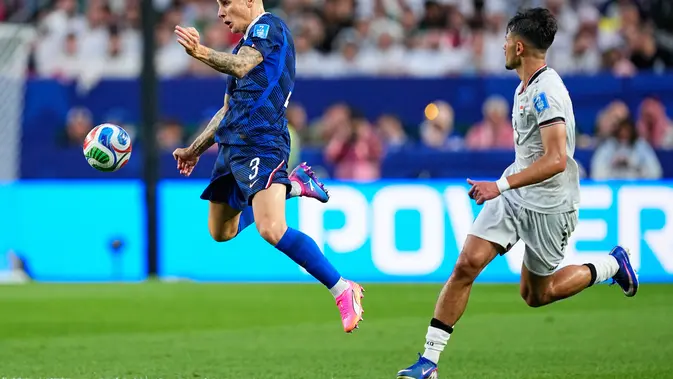 Pemain Prancis, Lucas Digne mencoba mengontrol bola dalam pertandingan Grup I Piala Dunia 2026 kontra Irak di Philadelphia, Selasa (23/6/2026). (AP Photo/Petr David Josek)