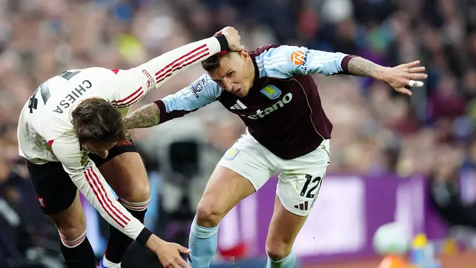 Duel antara Lucas Digne (kanan) dan Federico Chiesa (kiri) dalam pertandingan antara Liverpool melawan Aston Villa pada laga pekan 37 Premier League 2025/2026, Sabtu (16/5/2026) diini hari WIB. (AP Photo/David Davies)