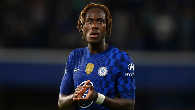Trevoh Chalobah sering dipinjamkan Chelsea pada musim-musim sebelumnya. Namun, ia mendapatkan kesempatan bermain reguler di bawah asuhan Thomas Tuchel pada musim lalu. Chlobah tercatat mampu membuat 31 penampilan dengan mencetak 4 gol dan 1 assist di semua kompetisi. Menurut 90Min, pria 23 tahun tersebut mendapat bayaran sebesar 12.000 paun per pekan atau sekitar 216 ribu rupiah per pekan. Kontraknya di Stamford Bridge tercatat hingga tahun 2026. (AFP/Glyn Kirk)