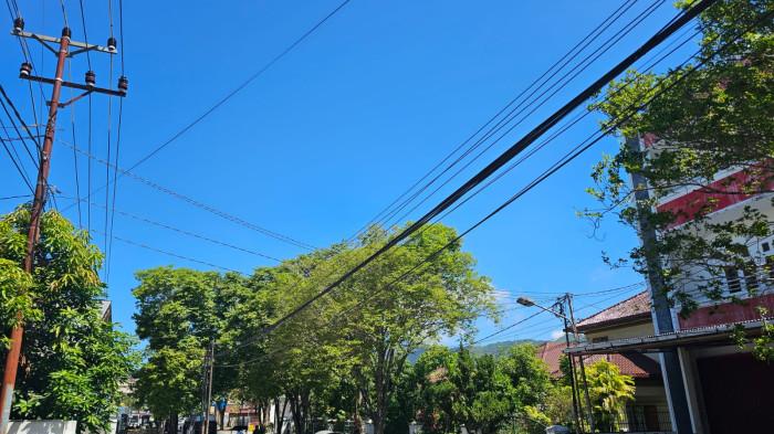 KEMARAU - Suasana panas terik musim kemarau mulai melanda Kota Gorontalo, Provinsi Gorontalo pada Rabu (15/07/2026). Foto suasana di Jalan BJ Habibie, Kota Gorontalo.