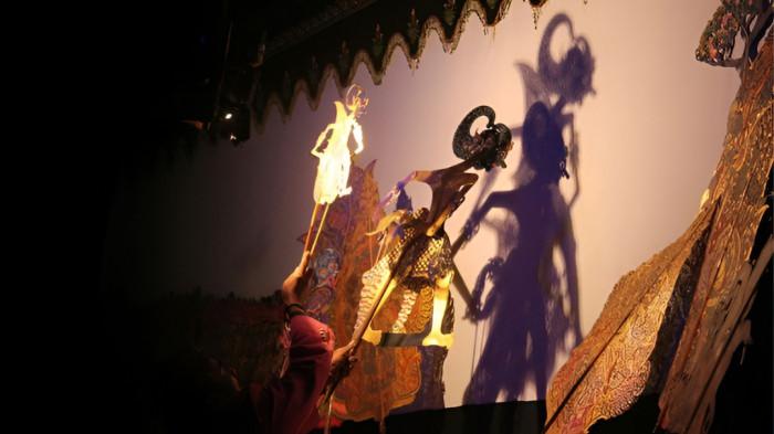 WAYANG KULIT- Ilustrasi pertunjukan wayang kulit yang merupakan bagian dari kesenian masyarakat Jawa.