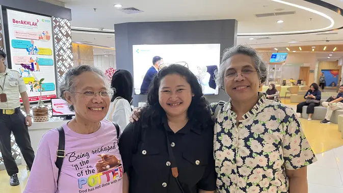 Angie menjalani pekerjaan sebagai seorang caregiver. (Liputan6.com/Winda Nelfira)