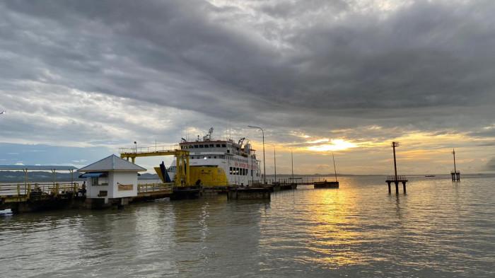 PENYEBERANGAN - KMP Manta II menjadi salah satu moda transportasi vital bagi masyarakat perbatasan, menghubungkan Pulau Sebatik dengan Kabupaten Nunukan setiap Rabu, Jumat, dan Minggu.(TribunKaltara.com/FatimahMajid).