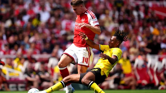 Pemain Borussia Dortmund Filippo Mane (kanan) dan pemain Arsenal Viktor Gyokeres beraksi dalam laga Emirates Cup antara Borussia Dortmund vs Arsenal di London, Minggu, 9 Agustus 2026. (John Walton/PA via AP)