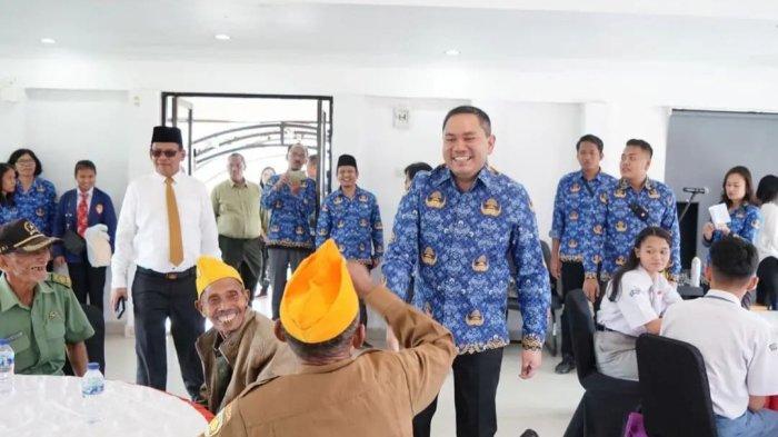 Gendong Bancin (100) bersama Veteran lainnya di Pakpak Bharat diundang Bupati Pakpak Bharat Franc Bernhard Tumanggor saat Hari Pahlawan 2023 lalu. (Diskominfo Pakpak Bharat)