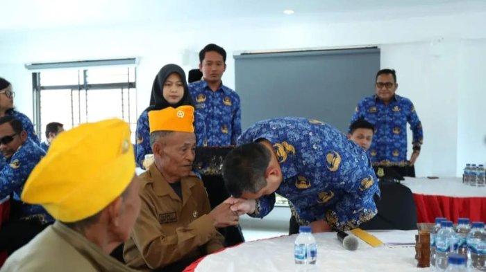 Gendong Bancin (100) bersama Veteran lainnya di Pakpak Bharat diundang ke rumah dinas Bupati Pakpak Bharat Franc Bernhard Tumanggor saat Hari Pahlawan 2023 lalu. (Diskominfo Pakpak Bharat)