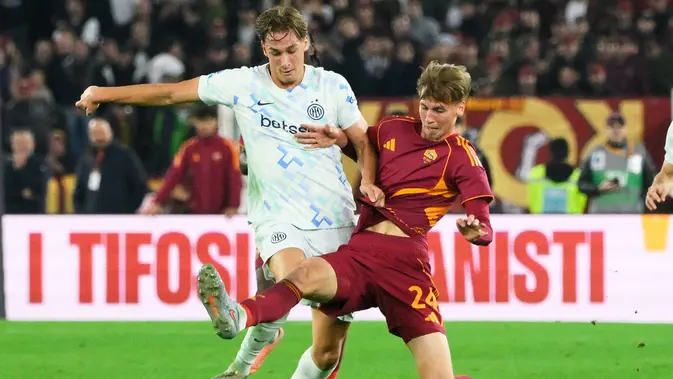 Pemain Inter Milan, Francesco Pio Esposito, berebut bola dengan pemain AS Roma, Jan Ziolkowski, dalam pertandingan Serie A di Roma, Sabtu, 18 Oktober 2025. (Alfredo Falcone/LaPresse via AP)