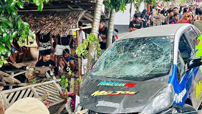 Penampakan mobil yang menghantam sejumlah penonton dan keluar dari area balap di ajang drag race di Kelurahan Upai, Kecamatan Kotamobagu Utara, Kota Kotamobagu, Sulawesi Utara. (Liputan6/Yoseph Ikanubun)
