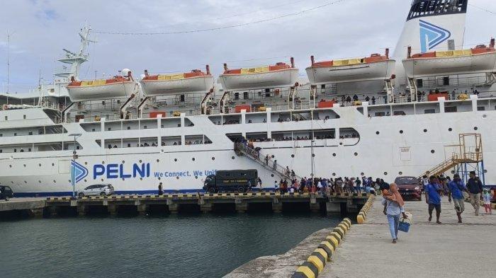 JADWAL KAPAL PELNI - Kapal Pelni saat sandar di Pelabuhan Namlea, Kabupaten Buru, Jumat (24/5/2024). Cek jadwal kapal Pelni KM Pangrango Voyage 17.2026 yang akan melakukan pelayaran pada 14-27 Agustus 2026.