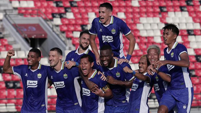 MERAYAKAN GOL - Pemain Persib Bandung merayakan gol dalam laga semifinal Piala Presiden 2026 melawan Persija Jakarta di Stadion Kapten I Wayan Dipta, Gianyar, Bali, pada Selasa (4/8/2026). Persib Bandung menang 2-1.