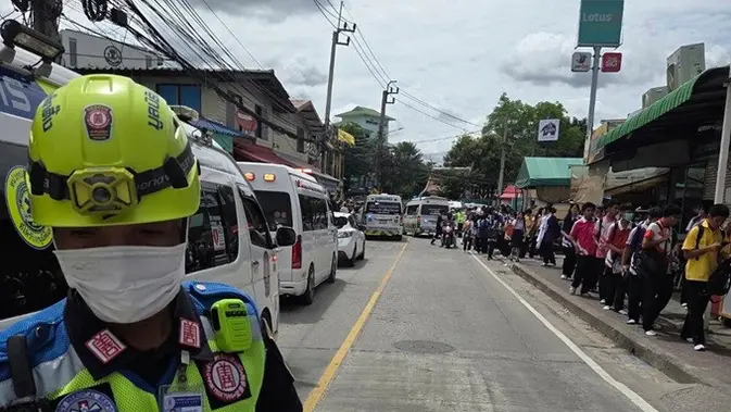 Sejumlah pelajar berjalan di luar sebuah sekolah di Provinsi Nonthaburi, Thailand, setelah insiden penembakan yang menewaskan dan melukai sejumlah orang, Jumat (7/8/2026). (Dok. Por Tek Tueng Nonthaburi via AP)