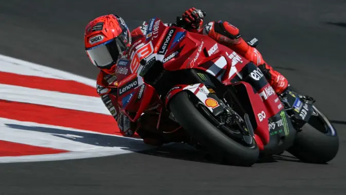 Pembalap asal Spanyol dari tim Ducati Lenovo, Marc Marquez, berpartisipasi dalam balapan MotoGP Grand Prix Inggris di Sirkuit Silverstone, Inggris tengah, pada 9 Agustus 2026. (Glyn KIRK/AFP)