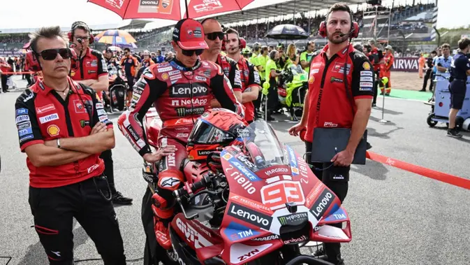 Pembalap asal Spanyol dari tim Ducati Lenovo, Marc Marquez (tengah), bersiap mengikuti Sprint Race MotoGP pada hari kedua akhir pekan MotoGP Grand Prix Inggris di Sirkuit Silverstone, Inggris tengah, 8 Agustus 2026. (Glyn KIRK/AFP)