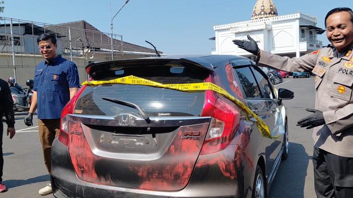 BARANG BUKTI - Mobil Honda Jazz milik bos konter Royal Phone Ambarawa, Candra Waskito (25), kini diamankan di Mapolres Semarang