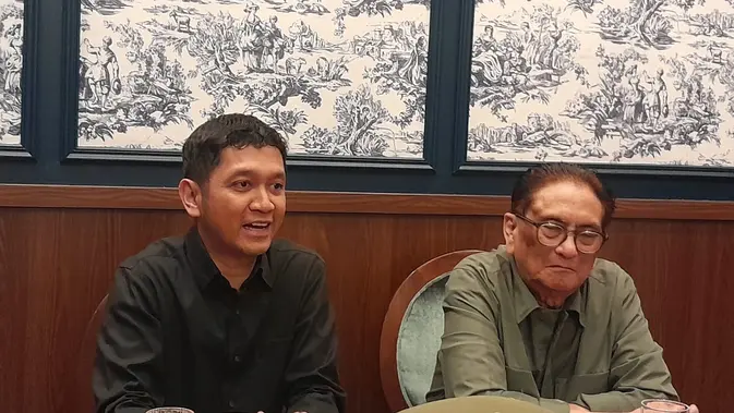 Dokter Dicky Levenus Tahapary, Sp.PD-KEMD, PhD, FINASIM dari Eka Hospital BSD, Tangerang Selatan (kiri) bersama Prof. Dr. dr. Sidartawan Soegondo, Sp.PD-KEMD, FINASIM, FACE bicara soal penanganan obesitas pada pasien diabetes.