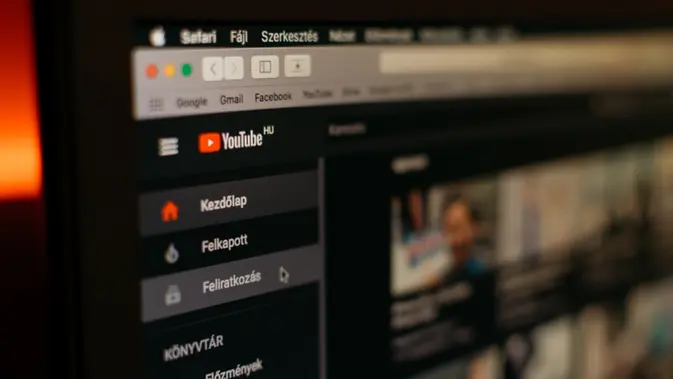 Ilustrasi Tampilan YouTube (Photo by Szabo Viktor on Unsplash)