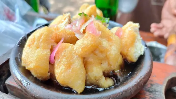 Penyajian Tahu Gejrot kuliner khas Cirebon yang melegenda. Foto (Liputan6.com / Panji Prayitno)
