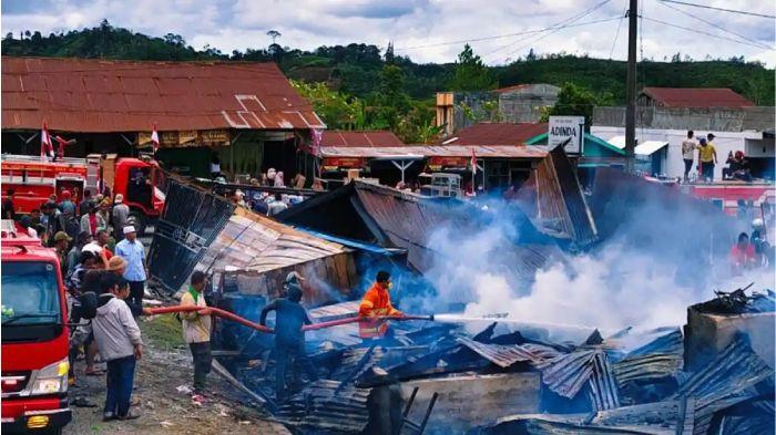 PADAMKAN API – Petugas damkar berjibaku memadamkan sisa api setelah kebakaran hebat melanda Pasar Jagong Jeget, Aceh Tengah, Minggu (9/8/2026) pagi.Sedikitnya 96 bangunan terbakar dalam insiden itu.(DOK. BPBD ACEH TENGAH)