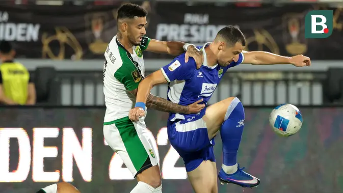 Pemain Persebaya Surabaya, Jefferson Silva (kiri), berduel memperebutkan bola dengan pemain Persib Bandung, Balsa Sekulic, pada laga final Piala Presiden 2026 di Stadion Kapten I Wayan Dipta, Gianyar, Bali, Kamis (6/8/2026). Kedua tim tampil ngotot sepanjang pertandingan yang berakhir imbang 1-1 hingga babak tambahan waktu, sebelum Persebaya memastikan gelar juara usai menang 6-5 lewat adu tendangan penalti. (KapanLagi.com/Budy Santoso)