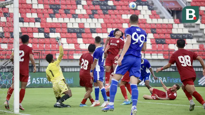 Pemain Persib Bandung berusaha mengancam gawang Persija Jakarta dalam laga semifinal Piala Presiden 2026 di Stadion Kapten I Wayan Dipta, Gianyar, Bali, Selasa (4/8/2026). Kiper Persija, Muhamad Aqil Savik, sigap mengantisipasi ancaman para pemain Maung Bandung pada pertandingan yang berlangsung sengit. Persib akhirnya meraih kemenangan 2-1 untuk memastikan tiket ke partai final Piala Presiden 2026. (Bola.com/Alit Binawan)