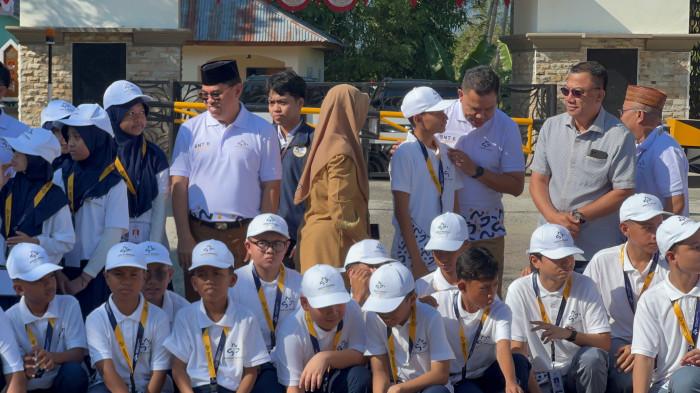 SEKOLAH -- Siswa mulai mengikuti tahap awal kegiatan Sekolah Nasional Terintegrasi Bone Bolango melalui Masa Pengenalan Lingkungan Sekolah Tahun Pelajaran 2026/2027. Sebanyak 80 siswa dari jenjang SMP dan SMA mengikuti kegiatan tersebut dengan memanfaatkan fasilitas BPMP Gorontalo sebelum gedung permanen SNT dibangun.