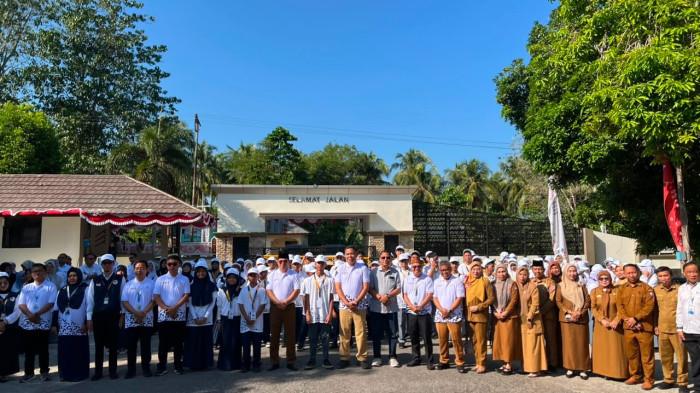 UPACARA --Sekda Bone Bolango, Iwan Mustapa saat menjadi pembina upacara Masa Pengenalan Lingkungan Sekolah (MPLS) Sekolah Nasional Terintegrasi di Balai Penjaminan Mutu Pendidikan (BPMP) Provinsi Gorontalo, Senin (10/8/2026).