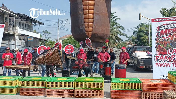 PETERNAK DEMO - Paguyuban Peternak Boyolali Bersatu menggelar aksi damai di Tugu Jagung Boyolali, Jawa Tengah, Senin (10/8/2026). Puluhan peternak memprotes tingginya harga pakan ternak dengan membawa ayam hidup hingga memasukkan sertifikat tanah dan BPKB kendaraan ke dalam kandang sebagai simbol beratnya beban usaha yang mereka tanggung akibat melonjaknya harga pakan.