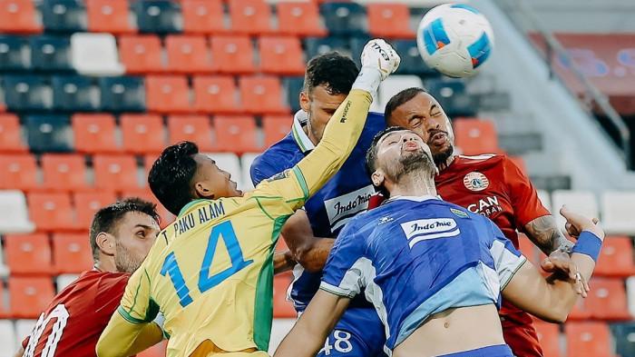 TINJU BOLA - Kiper Persib Bandung, Teja Paku Alam meninju bola dalam laga semifinal Piala Presiden 2026 lawan Persija di Stadion Kapten I Wayan Dipta, Gianyar, Bali, Selasa 4 Agustus 2026.
