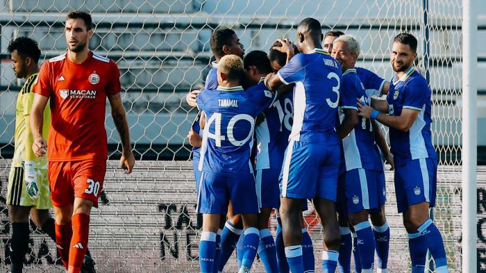 MERAYAKAN GOL - Pemain Persib Bandung merayakan gol yang dicetak Balsa Sekulic dalam laga semifinal Piala Presiden 2026 melawan Persija Jakarta di Stadion Kapten I Wayan Dipta, Gianyar, Bali, pada Selasa (4/8/2026). Persib Bandung menang 2-1.