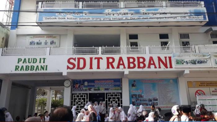 SDIT RABBANI BENGKULU - SDIT Rabbani Kota Bengkulu. Tiga guru SDIT Rabbani Bengkulu mengaku diberhentikan dengan alasan berbeda. Mereka membantah alasan sekolah dan meminta mediasi Disnakertrans.