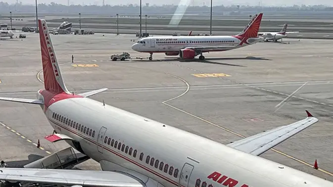 Maskapai Air India tengah parkir di sebuah bandara. (Dok. AFP/Sajjad Hussain)
