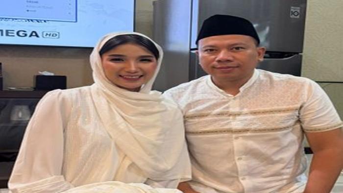 ISTRI SIRI VICKY - (kiri) Fangfang, wanita asal Pati, Jawa Tengah mendadak jadi sorotan setelah muncul mengaku menjadi istri siri Vicky Prasetyo dan sedang hamil 9 bulan
