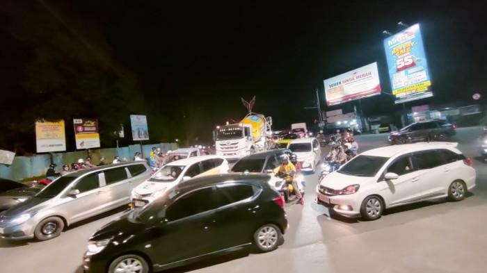 BALIKPAPAN RAWAN KECELAKAAN - Kemacetan lalu-lintas padat di simpang tiga Pasar Butun Jalan Soekarno Hatta, Selasa (26/5/2026) malam, menjelang waktu sholat Isya. Daerah ini pernah terjadi kecelakaan maut lalu-lintas, melibatkan truk besar dengan sepeda motor. 