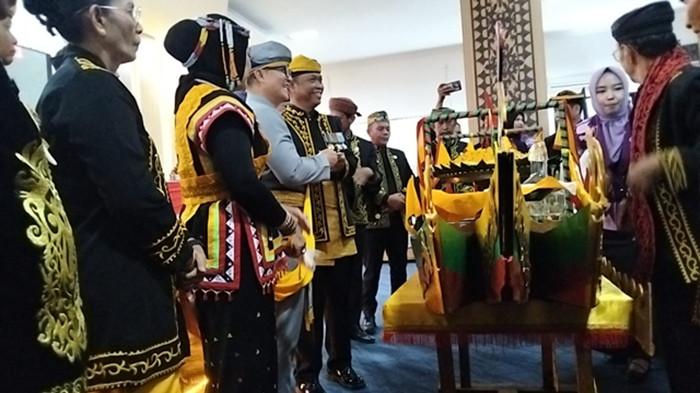 HUT TANA TIDUNG - Suasana di sela Rapat Paripurna Istimewa Masa Sidang II, di ruang rapat Kantor DPRD Tana Tidung, Jalan Inhutani, Tideng Pale, Kecamatan Sesayap, Kabupaten Tana Tidung, Kaltara, Senin (10/8/2026). (TribunKaltara.com/Rismayanti)